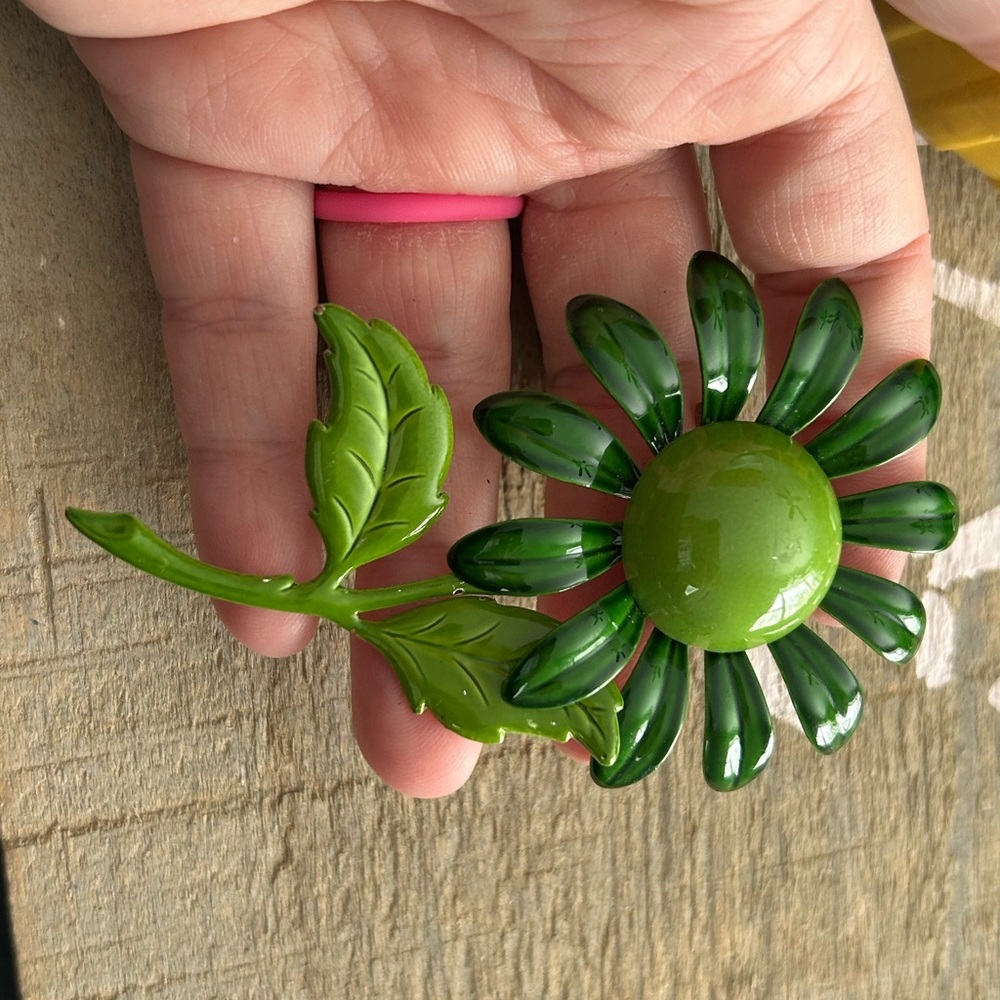 Vintage 1960 Green Flower pedal enamel Brooch - Picture 4 of 6